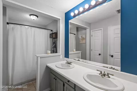 Bath - 689 Silver Ln, Brookhaven, MS 39601 photo 1 of 3