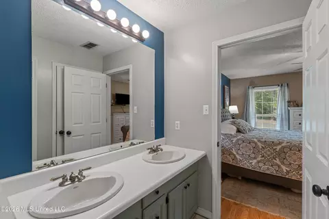 Bath - 689 Silver Ln, Brookhaven, MS 39601 photo 2 of 3