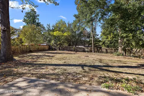 Exterior - 1404 Plantation Blvd, Jackson, MS 39211 photo 2 of 2