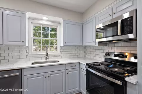 Kitchen - 1404 Plantation Blvd, Jackson, MS 39211 photo 2 of 3
