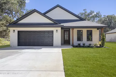 1616 Deer St, Ocean Springs, MS 39564