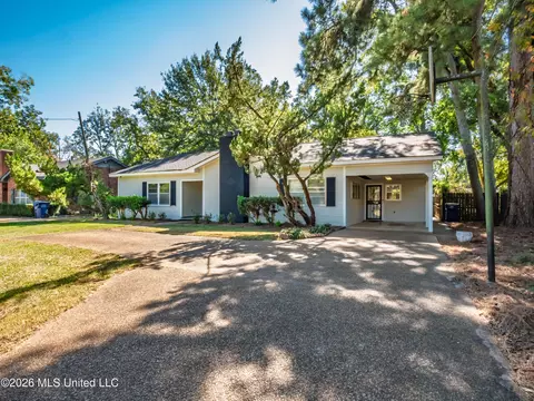 204 North St, Batesville, MS 38606