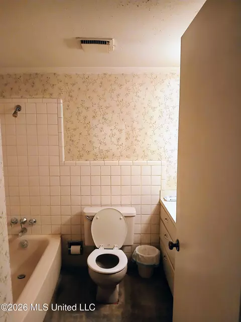 Bath - 5951 Waverly Dr, Jackson, MS 39206 photo 1 of 2