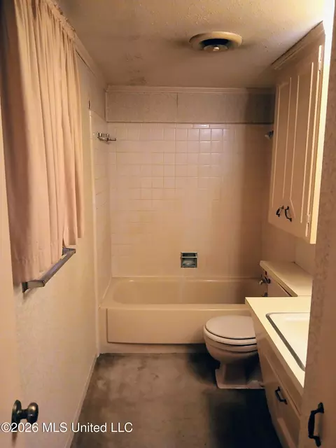 Bath - 5951 Waverly Dr, Jackson, MS 39206 photo 2 of 2