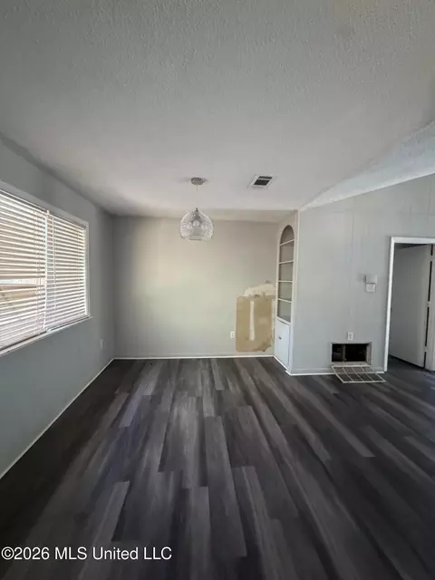 Living - 4674 Norway Dr, Jackson, MS 39206 photo 6 of 10