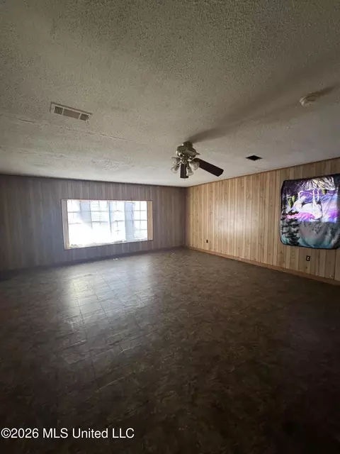 Living - 4674 Norway Dr, Jackson, MS 39206 photo 7 of 10