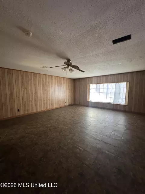 Living - 4674 Norway Dr, Jackson, MS 39206 photo 9 of 10