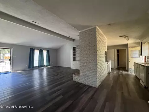 Living - 4674 Norway Dr, Jackson, MS 39206 photo 5 of 10