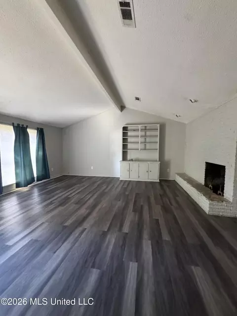 Living - 4674 Norway Dr, Jackson, MS 39206 photo 4 of 10