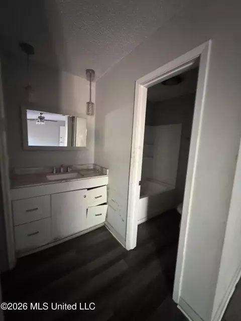 Bath - 4674 Norway Dr, Jackson, MS 39206 photo 2 of 3