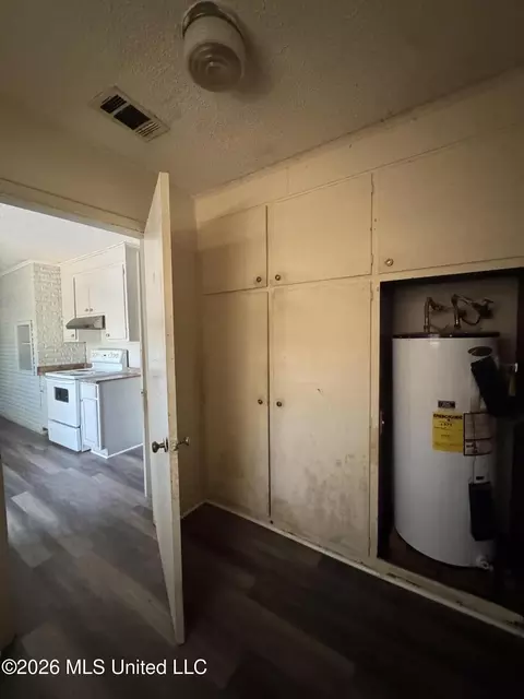 Entry Way - 4674 Norway Dr, Jackson, MS 39206 photo 2 of 2