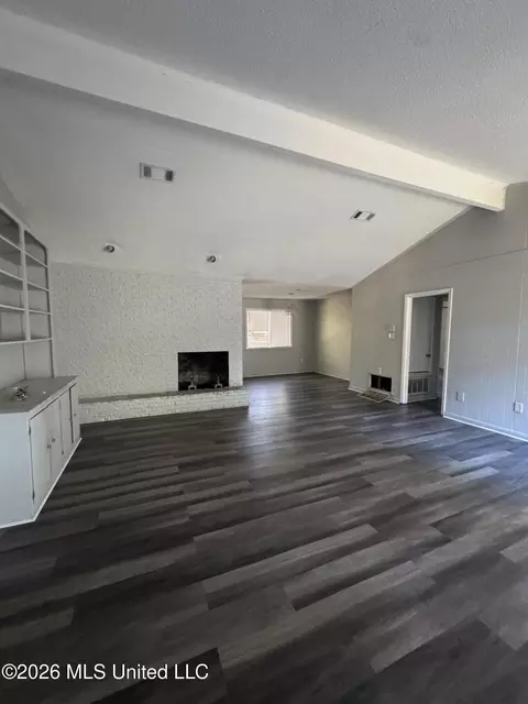 Living - 4674 Norway Dr, Jackson, MS 39206 photo 3 of 10