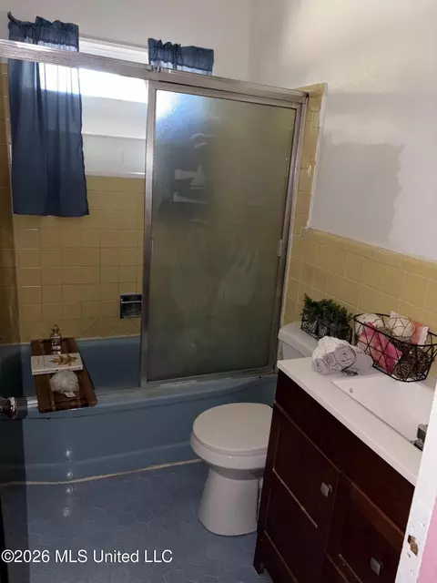 Bath - 3602 Westchester Dr, Jackson, MS 39213 photo 1 of 2