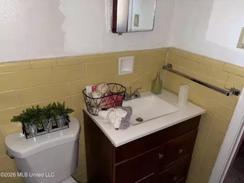 Bath - 3602 Westchester Dr, Jackson, MS 39213 photo 2 of 2