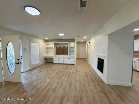 Living - 1011 Pinecrest Dr, Mccomb, MS 39648 photo 1 of 5