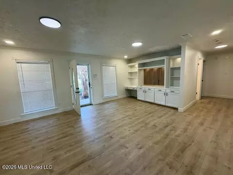 Living - 1011 Pinecrest Dr, Mccomb, MS 39648 photo 2 of 5