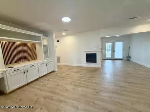 Living - 1011 Pinecrest Dr, Mccomb, MS 39648 photo 3 of 5