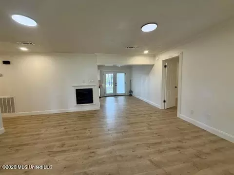 Living - 1011 Pinecrest Dr, Mccomb, MS 39648 photo 4 of 5