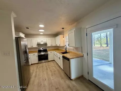Kitchen - 1011 Pinecrest Dr, Mccomb, MS 39648 photo 1 of 1