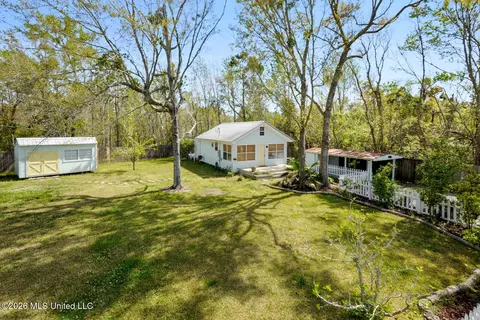 422 Water St, Waveland, MS 39576