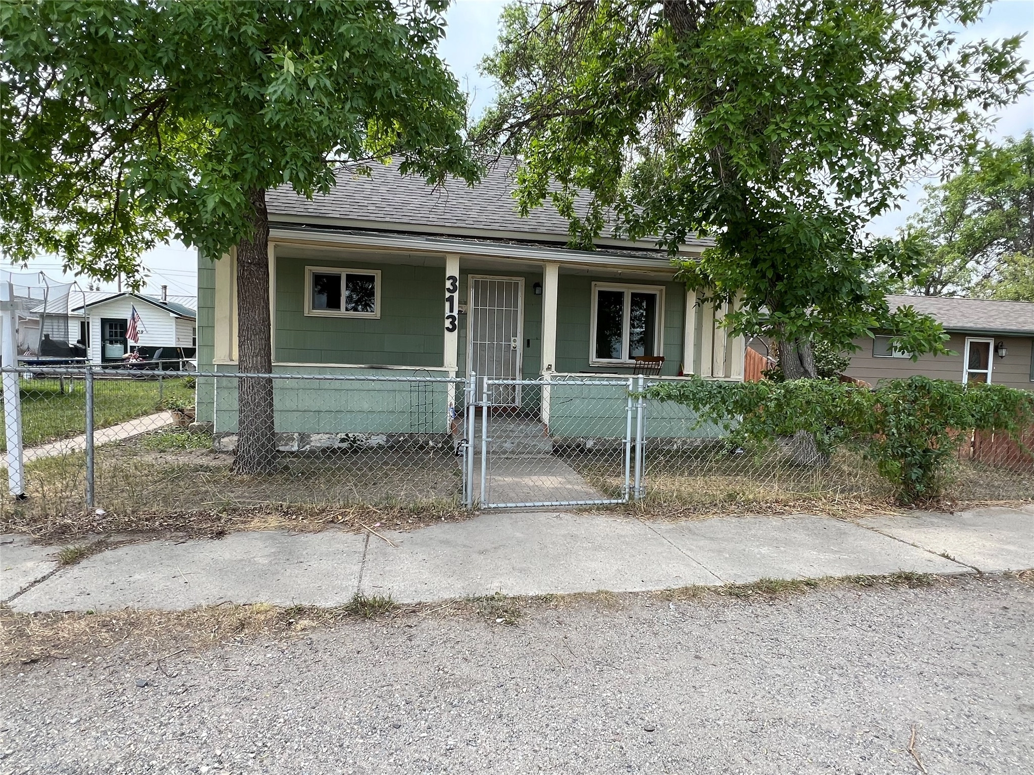 313 W Riggs St  