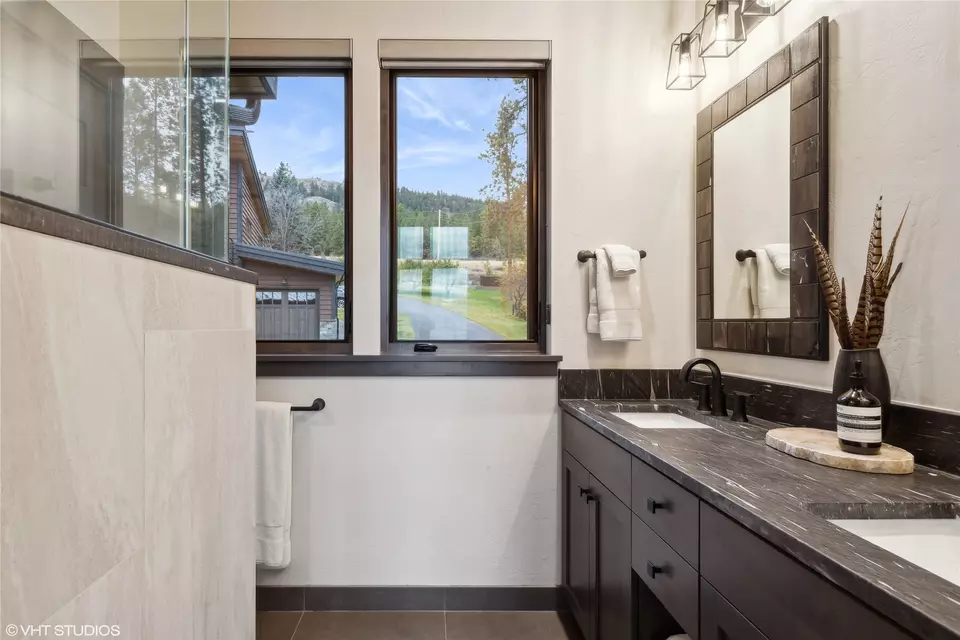 Bath - 22934 Damaskes Way, Rollins, MT 59931 photo 2 of 8