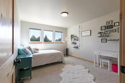 Bedroom - 10 Lone Pine Trl, Hamilton, MT 59840 photo 5 of 8