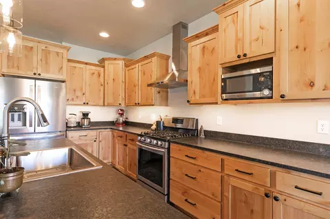 Kitchen - 10 Lone Pine Trl, Hamilton, MT 59840 photo 3 of 4
