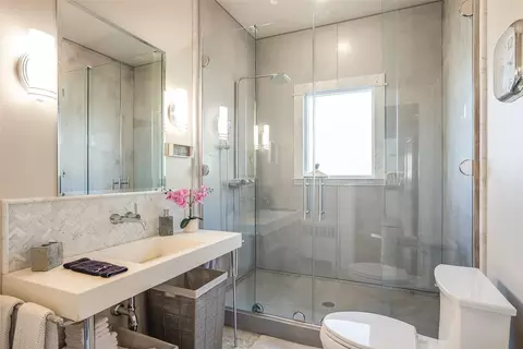 Bath - 442 4th Ave E, Kalispell, MT 59901 photo 1 of 14