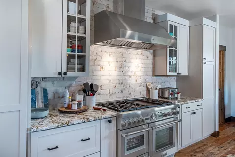 Kitchen - 45331 Turnquist Rd, Ronan, MT 59864 photo 4 of 7