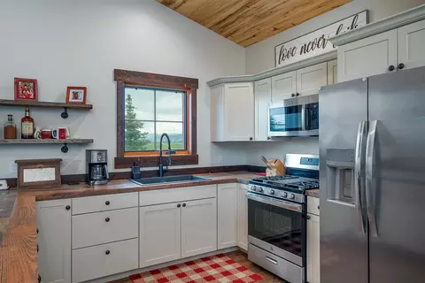 Kitchen - 45331 Turnquist Rd, Ronan, MT 59864 photo 7 of 7