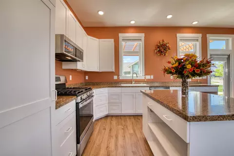 Kitchen - 306 Mansion View Loop, Hamilton, MT 59840 photo 5 of 7