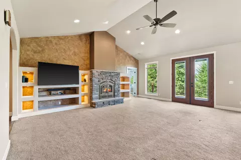 Living - 149 Monet Rd, Lakeside, MT 59922 photo 2 of 8