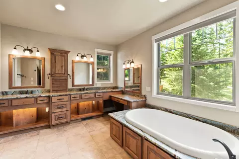 Bath - 149 Monet Rd, Lakeside, MT 59922 photo 2 of 7