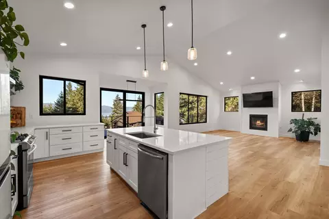 Kitchen - 175 Wulff Ln, Lakeside, MT 59922 photo 5 of 6