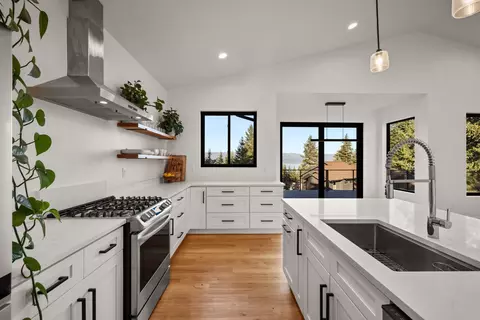 Kitchen - 175 Wulff Ln, Lakeside, MT 59922 photo 4 of 6