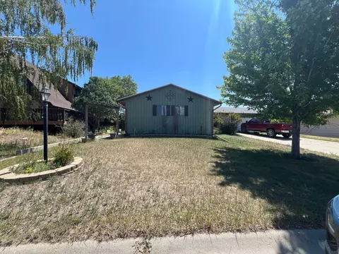 727 Windham Sq, Glendive, MT 59330