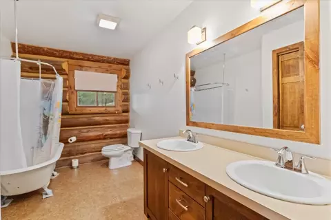 Bath - 471 Carpenter Ln, Eureka, MT 59917 photo 1 of 2