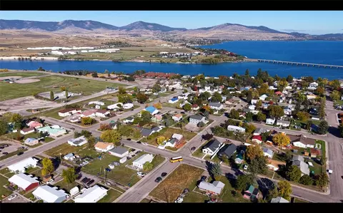 806 4th St W, Polson, MT 59860