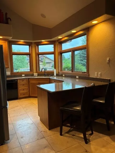 Kitchen - 68 Bay Harbor Dr, Bigfork, MT 59911 photo 2 of 2