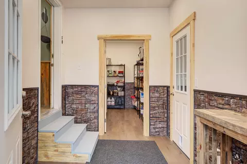 Entry Way - 5 Alpine Valley Ln, Clancy, MT 59634 photo 2 of 10