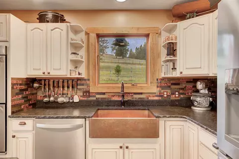 Kitchen - 5 Alpine Valley Ln, Clancy, MT 59634 photo 3 of 7
