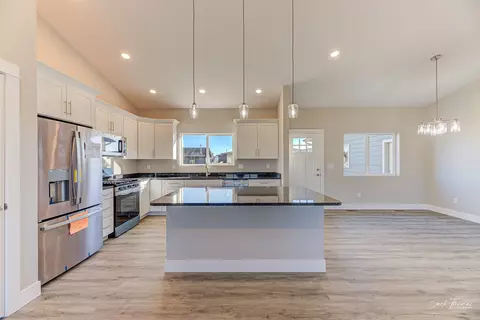 3883 Lovegrass Ln, Helena, MT 59602