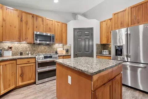 Kitchen - 99 Pierce Ln, Bigfork, MT 59911 photo 2 of 4