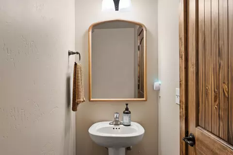 Bath - 534 Evergreen Dr, Kalispell, MT 59901 photo 1 of 3