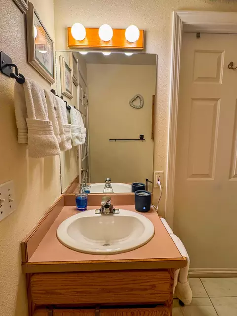 Bath - 1401 12th Ave E, Polson, MT 59860 photo 1 of 7