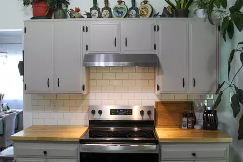 Kitchen - 911 Greers Ferry Rd, Libby, MT 59923 photo 4 of 5