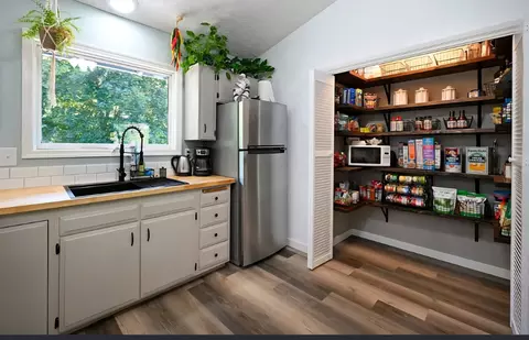 Kitchen - 911 Greers Ferry Rd, Libby, MT 59923 photo 2 of 5