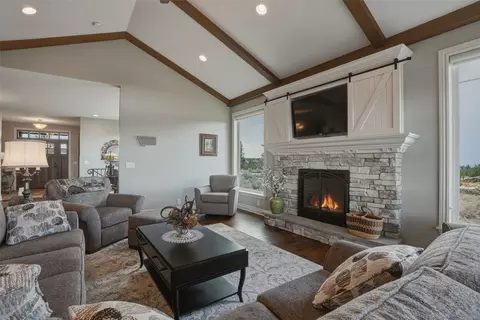 Living - 526 Bitterroot Dr, Florence, MT 59833 photo 4 of 8
