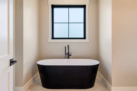 Bath - 1052 Foxtail Dr, Kalispell, MT 59901 photo 1 of 13